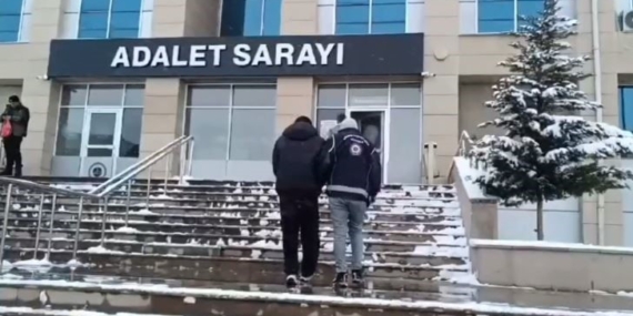 Van’da Göçmen Kaçakçılığı Operasyonu: 10 Organizatörden 6'sı Tutuklandı Van’da Göçmen Kaçakçılığı Operasyonu: 10 Organizatörden 6’sı Tutuklandı