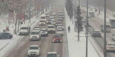vanda-kar-yagisi-ve-sis-trafigi-olumsuz-etkiledi-EB4X32VQ.jpg