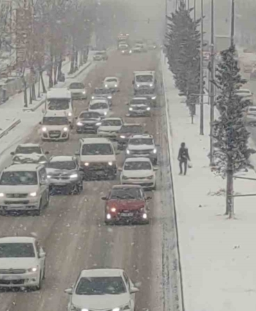 vanda-kar-yagisi-ve-sis-trafigi-olumsuz-etkiledi-EB4X32VQ.jpg
