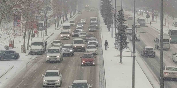 Van'da Kar Yağışı ve Sis Trafiği Olumsuz Etkiledi Van’da Kar Yağışı ve Sis Trafiği Olumsuz Etkiledi