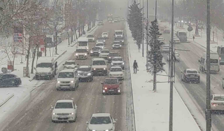 vanda-kar-yagisi-ve-sis-trafigi-olumsuz-etkiledi-EB4X32VQ.jpg