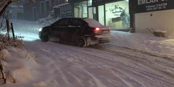 Van'da Yoğun Kar Yağışı ve Uçak Seferlerinin İptali Van’da Yoğun Kar Yağışı ve Uçak Seferlerinin İptali