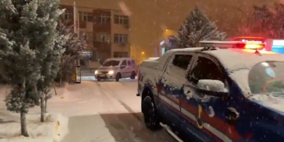 Van'ın Muradiye İlçesinde Kaçak Göçmen Operasyonu: 69 Göçmen Yakalandı Van’ın Muradiye İlçesinde Kaçak Göçmen Operasyonu: 69 Göçmen Yakalandı