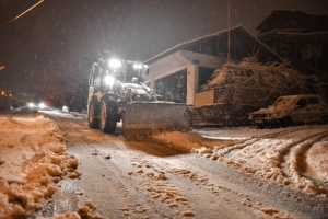 yesilyurtta-karla-mucadele-calismalari-devam-ediyor-3NRWlwP8.jpg