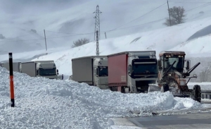 yuksekova-esendere-kara-yolu-cig-sonrasi-yeniden-ulasima-acildi-VhZk83Mm.jpg