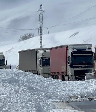 yuksekova-esendere-kara-yolu-cig-sonrasi-yeniden-ulasima-acildi-VhZk83Mm.jpg