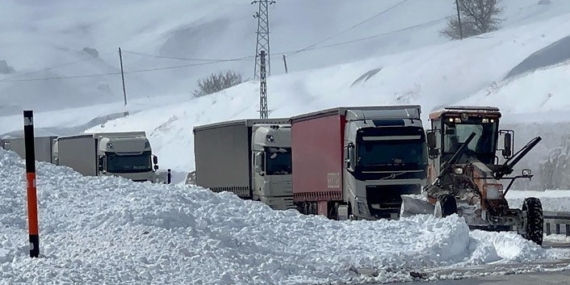 Yüksekova-Esendere Kara Yolu Çığ Sonrası Yeniden Ulaşıma Açıldı Yüksekova-Esendere Kara Yolu Çığ Sonrası Yeniden Ulaşıma Açıldı