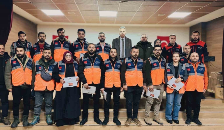 yuksekovada-afad-gonullulerine-kimlik-karti-teslim-toreni-TAXUJkLU.jpg