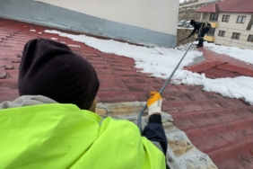 yuksekovada-catilardaki-kar-kutleleri-temizleniyor-Bcd1BBzE.jpg