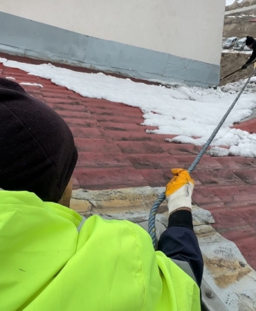 yuksekovada-catilardaki-kar-kutleleri-temizleniyor-Bcd1BBzE.jpg