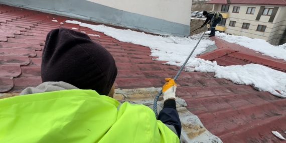 Yüksekova'da Çatılardaki Kar Kütleleri Temizleniyor Yüksekova’da Çatılardaki Kar Kütleleri Temizleniyor
