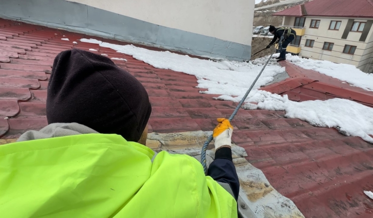 yuksekovada-catilardaki-kar-kutleleri-temizleniyor-Bcd1BBzE.jpg