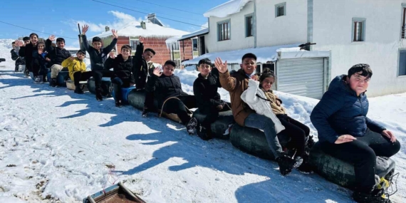 Yüksekova'da Kar Yağışı ile Çocukların Eğlenceli Anları Yüksekova’da Kar Yağışı ile Çocukların Eğlenceli Anları