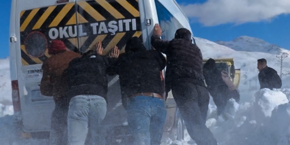 Yüksekova'da Yoğun Kar Yağışı: Araçlar Mahsur Kaldı Yüksekova’da Yoğun Kar Yağışı: Araçlar Mahsur Kaldı