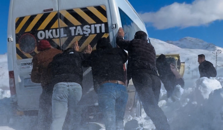 yuksekovada-yogun-kar-yagisi-araclar-mahsur-kaldi-uvWN98Xu.jpg