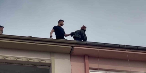 8 Katlı Bina Çatısına Çıkan Kadın, Uzun Süren İkna Çabası Sonrası Aşağı İndirildi 8 Katlı Bina Çatısına Çıkan Kadın, Uzun Süren İkna Çabası Sonrası Aşağı İndirildi