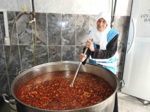 90-yasindaki-kadin-asevinde-gonullu-olarak-hayatina-yeni-bir-anlam-katiyor-MyA6tvrQ.jpg
