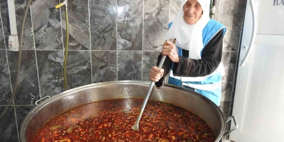 90 Yaşındaki Kadın, Aşevinde Gönüllü Olarak Hayatına Yeni Bir Anlam Katıyor 90 Yaşındaki Kadın, Aşevinde Gönüllü Olarak Hayatına Yeni Bir Anlam Katıyor