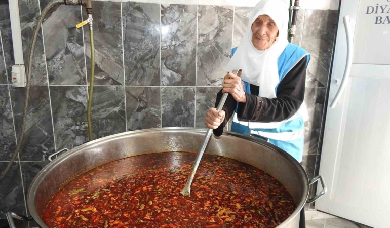 90-yasindaki-kadin-asevinde-gonullu-olarak-hayatina-yeni-bir-anlam-katiyor-MyA6tvrQ.jpg