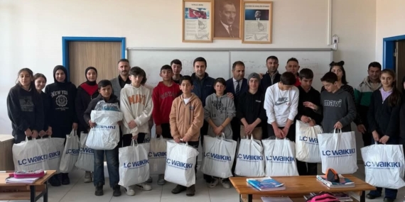 Adaklı'da Öğrencilere Kışlık Kıyafet Desteği Adaklı’da Öğrencilere Kışlık Kıyafet Desteği