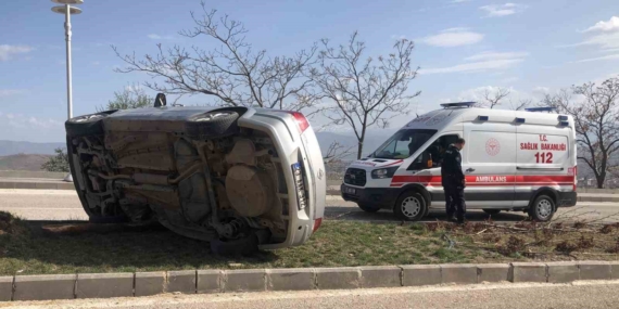 Ağacın Korumasıyla Takla Atmaktan Kurtulan Otomobil Yarı Yolda Kaldı: 1 Yaralı
