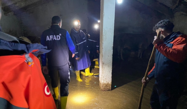agrida-kar-erimesi-evler-ve-ahirlar-su-altinda-kaldi-A7OTBNWS.jpg