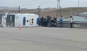 ambulans-ve-otomobil-carpismasi-5-kisi-yaralandi-ScEuEtw1.jpg