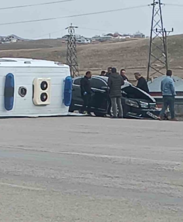 ambulans-ve-otomobil-carpismasi-5-kisi-yaralandi-ScEuEtw1.jpg