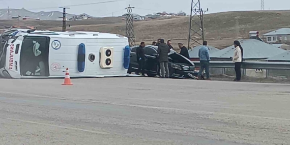 Ambulans ve Otomobil Çarpışması: 5 Kişi Yaralandı Ambulans ve Otomobil Çarpışması: 5 Kişi Yaralandı