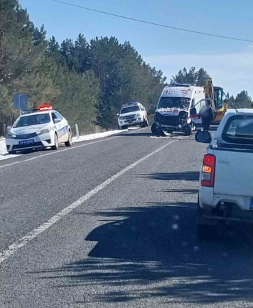 ardahanda-ambulans-kazasi-3-kisi-yaralandi-LUl8QPXO.jpg