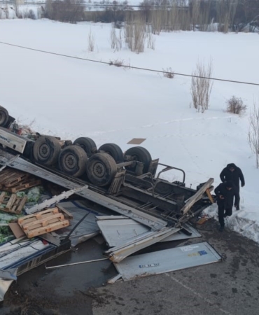 askalede-trafik-kazasi-tir-duvardan-asagi-dustu-Ml1zERbc.jpg