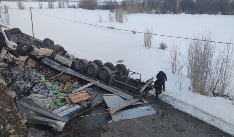 askalede-trafik-kazasi-tir-duvardan-asagi-dustu-Ml1zERbc.jpg