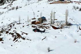askeri-helikopter-karli-bolgedeki-ciftcilere-yardim-icin-havalandi-mJKIBuBn.jpg