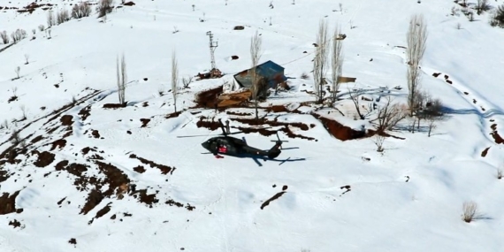 Askeri Helikopter, Karlı Bölgedeki Çiftçilere Yardım İçin Havalandı Askeri Helikopter, Karlı Bölgedeki Çiftçilere Yardım İçin Havalandı