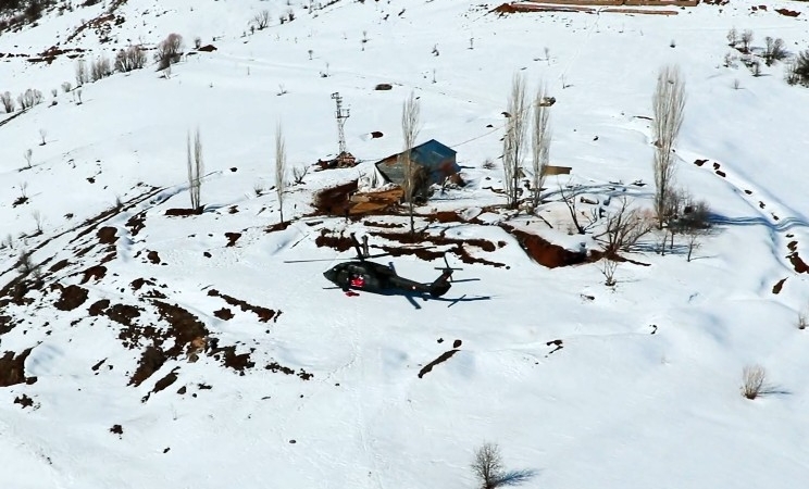 askeri-helikopter-karli-bolgedeki-ciftcilere-yardim-icin-havalandi-mJKIBuBn.jpg