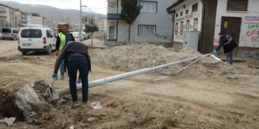 aydinlatma-diregi-altinda-kalan-isci-yaralandi-olayin-ayrintilari-sGh3wwjw.jpg