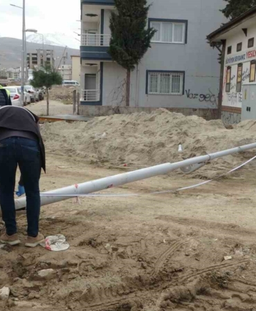 aydinlatma-diregi-altinda-kalan-isci-yaralandi-olayin-ayrintilari-sGh3wwjw.jpg