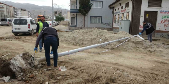 Aydınlatma Direği Altında Kalan İşçi Yaralandı: Olayın Ayrıntıları Aydınlatma Direği Altında Kalan İşçi Yaralandı: Olayın Ayrıntıları