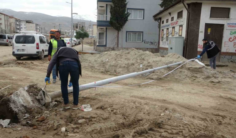 aydinlatma-diregi-altinda-kalan-isci-yaralandi-olayin-ayrintilari-sGh3wwjw.jpg