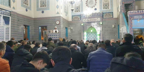 Başkale'de Kadir Gecesi: Dualarla Dolu Bir Gece Başkale’de Kadir Gecesi: Dualarla Dolu Bir Gece