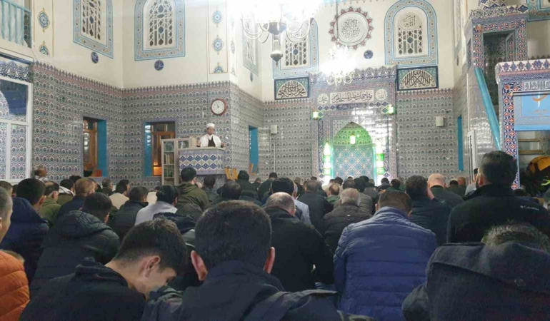 baskalede-kadir-gecesi-dualarla-dolu-bir-gece-KnWVV1k5.jpg