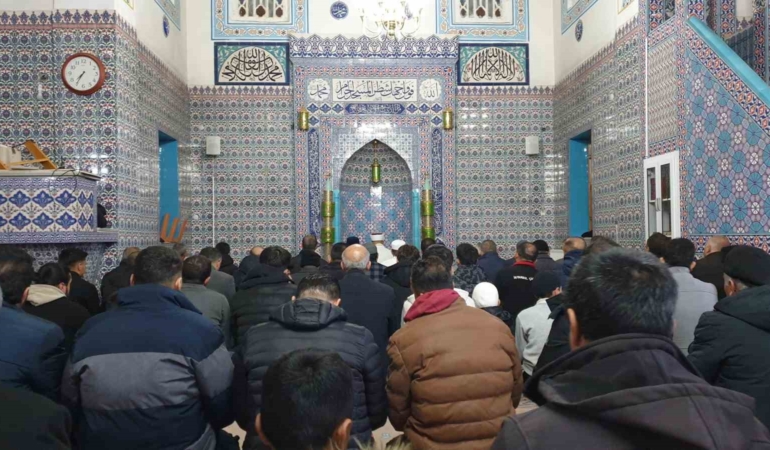 baskalede-ramazan-ayinin-ilk-teravih-namazi-coskuyla-kilindi-SRTVebEQ.jpg