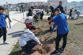batmanda-100-ogrenci-116-agac-fidanini-toprakla-bulusturdu-O2aaZGYz.jpg