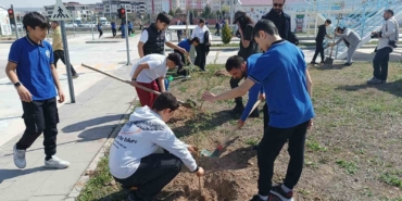 batmanda-100-ogrenci-116-agac-fidanini-toprakla-bulusturdu-O2aaZGYz.jpg
