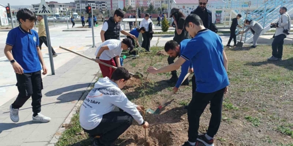 Batman'da 100 Öğrenci, 116 Ağaç Fidanını Toprakla Buluşturdu Batman’da 100 Öğrenci, 116 Ağaç Fidanını Toprakla Buluşturdu