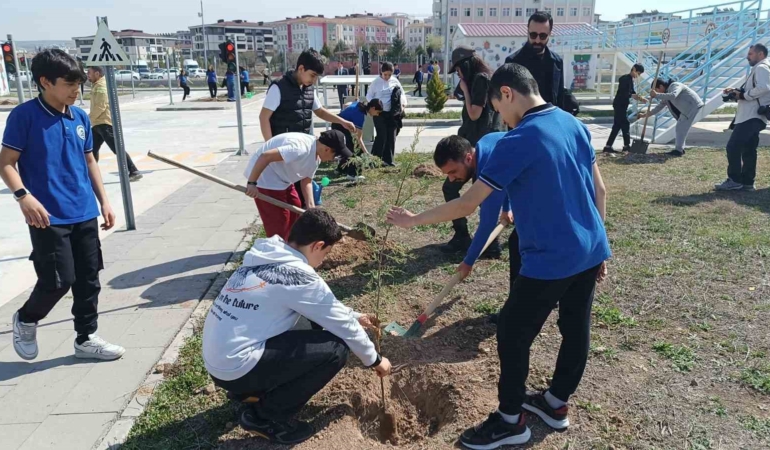 batmanda-100-ogrenci-116-agac-fidanini-toprakla-bulusturdu-O2aaZGYz.jpg