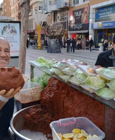 batmanda-iftar-sofralarinin-vazgecilmezi-cigkofte-jX2XPWXG.jpg