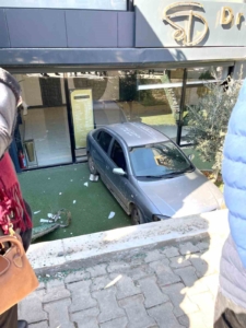 batmanda-park-halindeki-arac-bahceye-dustu-3b2pqubf.jpg
