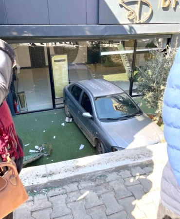 batmanda-park-halindeki-arac-bahceye-dustu-3b2pqubf.jpg