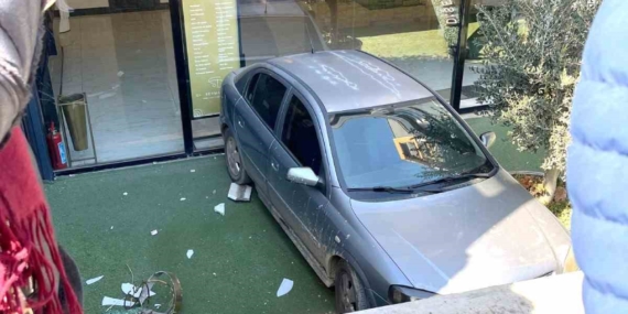 Batman'da Park Halindeki Araç Bahçeye Düştü Batman’da Park Halindeki Araç Bahçeye Düştü